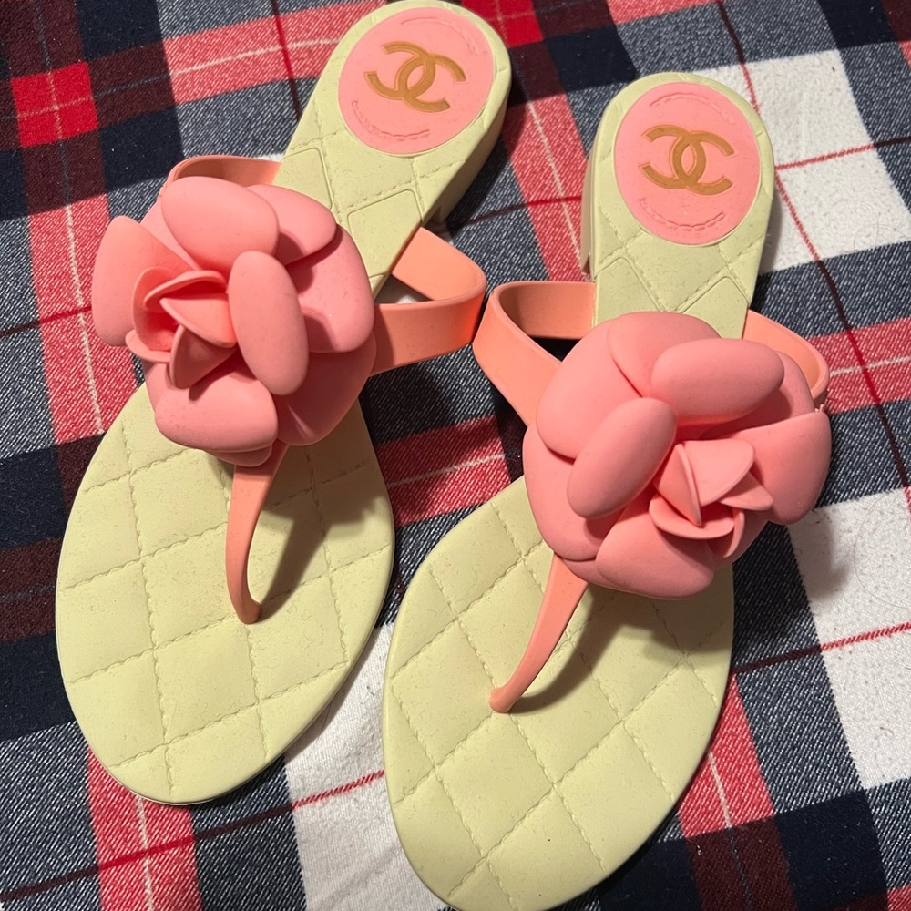 CHANEL Pink Rubber Camellia Flower Thong Sandals - AUTHENTIC CHANEL
